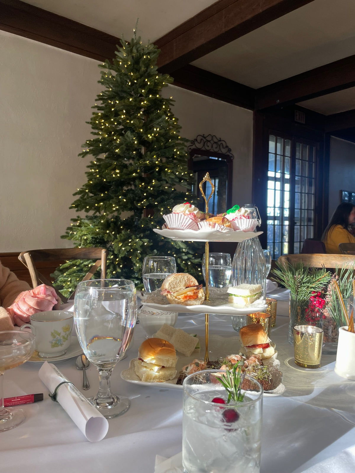 🥂 CHAMPAGNE HIGH TEA | 11 AM – 2 PM